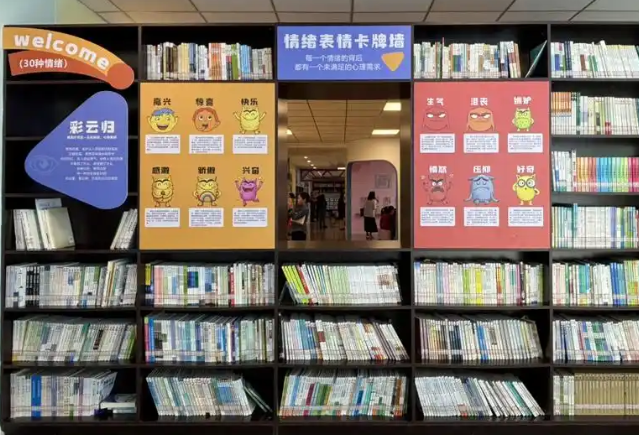 清晨的校园生机盎然在体育孩子们挥洒汗水一旁的AI系统同步工作